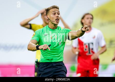 Venlo, Niederlande. 25. August 2023. VENLO, NIEDERLANDE - AUGUST 25: Schiedsrichter Michael Eijgelsheim zeigt beim niederländischen Keuken Kampioen Divisie-Spiel zwischen VVV Venlo und Jong FC Utrecht im Covebo Stadion - de Koel am 25. August 2023 in Venlo, Niederlande, Punkte mit dem Finger. (Foto: Broer van den Boom/Orange Pictures) Credit: Orange Pics BV/Alamy Live News Stockfoto