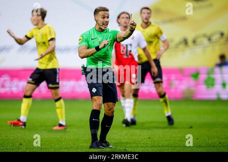 Venlo, Niederlande. 25. August 2023. VENLO, NIEDERLANDE - AUGUST 25: Schiedsrichter Michael Eijgelsheim zeigt beim niederländischen Keuken Kampioen Divisie-Spiel zwischen VVV Venlo und Jong FC Utrecht im Covebo Stadion - de Koel am 25. August 2023 in Venlo, Niederlande, Punkte mit dem Finger. (Foto: Broer van den Boom/Orange Pictures) Credit: Orange Pics BV/Alamy Live News Stockfoto