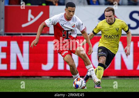 Venlo, Netherlands. 25th Aug, 2023. VENLO, NETHERLANDS - AUGUST 25: Martijn Berden of VVV Venlo battles for possession with Joahua Mukeh of Jong FC Utrecht during the Dutch Keuken Kampioen Divisie match between VVV Venlo and Jong FC Utrecht at Covebo Stadion - De Koel on August 25, 2023 in Venlo, Netherlands. (Photo by Broer van den Boom/Orange Pictures) Credit: Orange Pics BV/Alamy Live News Stockfoto