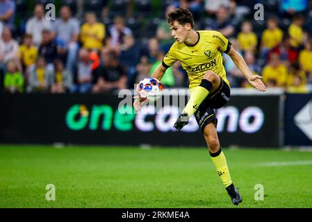 Venlo, Niederlande. 25. August 2023. VENLO, NIEDERLANDE - AUGUST 25: Simon Janssen vom VVV Venlo tritt den Ball beim niederländischen Keuken Kampioen Divisie-Spiel zwischen VVV Venlo und Jong FC Utrecht im Covebo Stadion - de Koel am 25. August 2023 in Venlo, Niederlande. (Foto: Broer van den Boom/Orange Pictures) Credit: Orange Pics BV/Alamy Live News Stockfoto