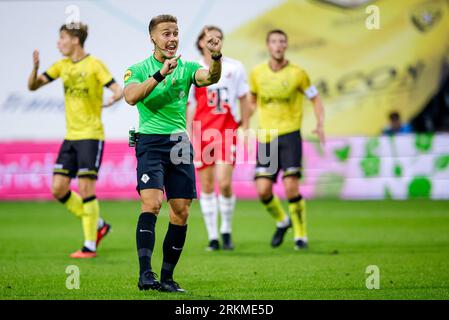Venlo, Niederlande. 25. August 2023. VENLO, NIEDERLANDE - AUGUST 25: Schiedsrichter Michael Eijgelsheim zeigt beim niederländischen Keuken Kampioen Divisie-Spiel zwischen VVV Venlo und Jong FC Utrecht im Covebo Stadion - de Koel am 25. August 2023 in Venlo, Niederlande, Punkte mit dem Finger. (Foto: Broer van den Boom/Orange Pictures) Credit: Orange Pics BV/Alamy Live News Stockfoto