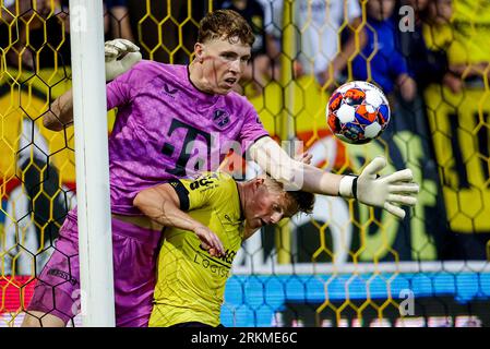 Venlo, Netherlands. 25th Aug, 2023. VENLO, NETHERLANDS - AUGUST 25: goalkeeper Kevin Gadellaa of Jong FC Utrecht plays the ball with Levi Smans of VVV Venlo during the Dutch Keuken Kampioen Divisie match between VVV Venlo and Jong FC Utrecht at Covebo Stadion - De Koel on August 25, 2023 in Venlo, Netherlands. (Photo by Broer van den Boom/Orange Pictures) Credit: Orange Pics BV/Alamy Live News Stockfoto