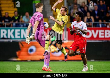 Venlo, Netherlands. 25th Aug, 2023. VENLO, NETHERLANDS - AUGUST 25: Martijn Berden of VVV Venlo runs with the ball, Nazjir Held of Jong FC Utrecht, goalkeeper Kevin Gadellaa of Jong FC Utrecht deflecting during the Dutch Keuken Kampioen Divisie match between VVV Venlo and Jong FC Utrecht at Covebo Stadion - De Koel on August 25, 2023 in Venlo, Netherlands. (Photo by Broer van den Boom/Orange Pictures) Credit: Orange Pics BV/Alamy Live News Stockfoto