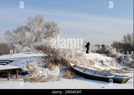 Bildnummer: 56695064  Datum: 13.12.2011  Copyright: imago/Xinhua (111213) -- HARBIN, Dec. 13, 2011 (Xinhua) -- A photographer takes photos at Volga Manor, a tourist resort in Harbin, capital of northeast China s Heilongjiang Province, Dec. 13, 2011. The Volga Manor attracts lots of tourists with the unique Russian style buildings and snow sceneries. (Xinhua/Wang Jianwei) (zgp) CHINA-HARBIN-VOLGA MANOR-SNOW SCENERY (CN) PUBLICATIONxNOTxINxCHN Gesellschaft Winter Jahreszeit Wintereinbruch xns x0x 2011 quer Highlight      56695064 Date 13 12 2011 Copyright Imago XINHUA  Harbin DEC 13 2011 XINHUA Stock Photo