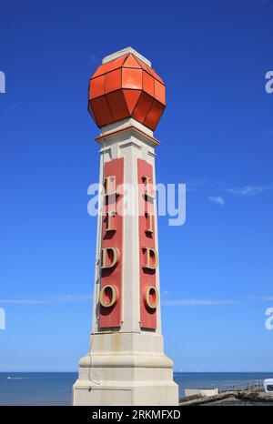 Das berühmte Leuchtturm in Cliftonville war einst das Zeichen für den 1920er Jahre Seafront Lido, der in den 1970er Jahren geschlossen wurde und auf eine empfindliche Sanierung gewartet hat. Stockfoto