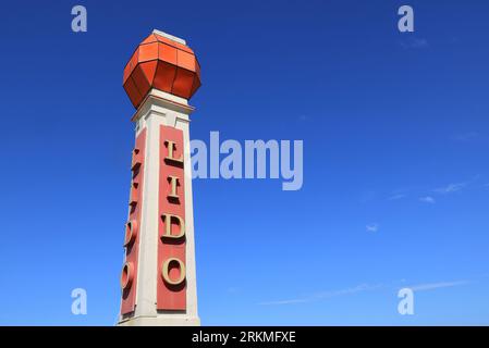 Das berühmte Leuchtturm in Cliftonville war einst das Zeichen für den 1920er Jahre Seafront Lido, der in den 1970er Jahren geschlossen wurde und auf eine empfindliche Sanierung gewartet hat. Stockfoto