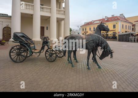 Kutschenskulptur am Freiheitsplatz - Minsk, Belarus Stockfoto