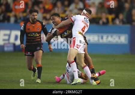 Die Castleford Tigers Jordan Turner werden von Helens Mark Percival und Jonny Lomax während des Spiels der Betfred Super League im Mmend-A-hose Jungle in Castleford angegriffen. Bilddatum: Freitag, 25. August 2023. Stockfoto