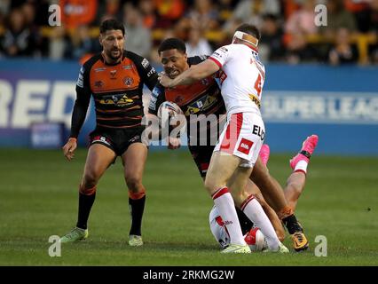 Die Castleford Tigers Jordan Turner werden von Helens Mark Percival und Jonny Lomax während des Spiels der Betfred Super League im Mmend-A-hose Jungle in Castleford angegriffen. Bilddatum: Freitag, 25. August 2023. Stockfoto