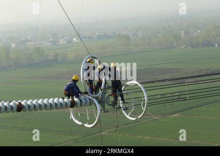 Bildnummer: 56737931 Datum: 13.04.2011 Copyright: imago/Xinhua (111216) -- PEKING, 16. Dezember 2011 (Xinhua) -- Techniker arbeiten am Modernisierungsprojekt des Stromübertragungssystems in Nanyang, zentralchinesische Provinz Henan, 13. April 2011. China hat am Freitag ein Projekt in Betrieb genommen, das sein Ultrahochspannungssystem (UHV) ausdehnt, um die Stromübertragungskapazität von den energiereichen nördlichen Regionen des Landes in die stromkurzen zentralen Provinzen zu steigern. Insgesamt 120 Millionen kwh Elektrizität - das entspricht 60.000 Tonnen Kohlenäquivalent - können täglich über die Gr Stockfoto