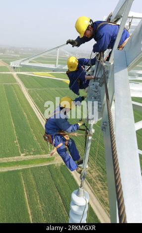 Bildnummer: 56737935  Datum: 12.04.2011  Copyright: imago/Xinhua (111216) -- BEIJING, Dec. 16, 2011 (Xinhua) -- Technicians work on the upgrade project of the electricity transmission system in Nanyang, central China s Henan Province, April 13, 2011. China on Friday put into operation a project extending its ultra high voltage (UHV) system to boost electricity transmission capacity from the country s energy-rich northern regions to the power-short central provinces. A total of 120 million kwh of electricity -- equal to 60,000 tonnes of coal equivalent -- can be transmitted daily through the gr Stock Photo