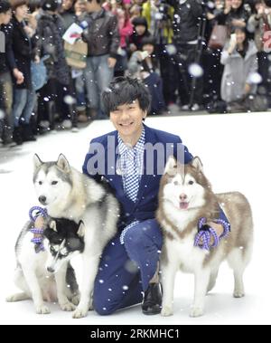 Bildnummer: 56755042  Datum: 18.12.2011  Copyright: imago/Xinhua (111218) -- TAIPEI, Dec. 18, 2011 (Xinhua) -- Singaporean singer JJ Lin poses with three huskies during the preview of his new album Lost N Found in Taipei, southeast China s Taiwan, Dec. 18, 2011. (Xinhua) (zgp) CHINA-TAIPEI-JJ LIN-NEW ALBUM (CN) PUBLICATIONxNOTxINxCHN People Kultur Musik Entertainment x0x xtm 2011 quadrat Aufmacher      56755042 Date 18 12 2011 Copyright Imago XINHUA  Taipei DEC 18 2011 XINHUA Singaporean Singer JJ Lin Poses With Three Huskies during The Preview of His New Album Lost n Found in Taipei South Eas Stock Photo