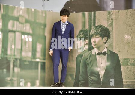 Bildnummer: 56755044  Datum: 18.12.2011  Copyright: imago/Xinhua (111218) -- TAIPEI, Dec. 18, 2011 (Xinhua) -- Singaporean singer JJ Lin poses in front of a photo during the preview of his new album Lost N Found in Taipei, southeast China s Taiwan, Dec. 18, 2011. (Xinhua) (zgp) CHINA-TAIPEI-JJ LIN-NEW ALBUM (CN) PUBLICATIONxNOTxINxCHN People Kultur Musik Entertainment x0x xtm 2011 quer Aufmacher      56755044 Date 18 12 2011 Copyright Imago XINHUA  Taipei DEC 18 2011 XINHUA Singaporean Singer JJ Lin Poses in Front of a Photo during The Preview of His New Album Lost n Found in Taipei South East Stock Photo