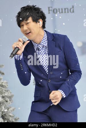 Bildnummer: 56755043  Datum: 18.12.2011  Copyright: imago/Xinhua (111218) -- TAIPEI, Dec. 18, 2011 (Xinhua) -- Singaporean singer JJ Lin performs during the preview of his new album Lost N Found in Taipei, southeast China s Taiwan, Dec. 18, 2011. (Xinhua) (zgp) CHINA-TAIPEI-JJ LIN-NEW ALBUM (CN) PUBLICATIONxNOTxINxCHN People Kultur Musik Entertainment x0x xtm 2011 hoch Aufmacher      56755043 Date 18 12 2011 Copyright Imago XINHUA  Taipei DEC 18 2011 XINHUA Singaporean Singer JJ Lin performs during The Preview of His New Album Lost n Found in Taipei South East China S TAIWAN DEC 18 2011 XINHUA Stock Photo