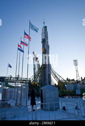 Bildnummer: 56759503  Datum: 19.12.2011  Copyright: imago/Xinhua (111219) -- KAZAKHSTAN, Dec. 19, 2011 (Xinhua) -- The Soyuz TMA-03M spacecraft is seen at the launch pad after being raised into vertical position on Dec. 19, 2011 at the Baikonur Cosmodrome in Kazakhstan. The launch of the Soyuz spacecraft, with Russian cosmonaut Oleg Kononenko, NASA Flight Engineer Donald Pettit and ESA (European Space Agency) astronaut and Flight Engineer Andre Kuipers, is scheduled for Wednesday. (Xinhua/NASA) RUSSIA-ISS-SPACE-TMA-03M PUBLICATIONxNOTxINxCHN Gesellschaft Raumfahrt Rakete Startrampe Vorbereitun Stock Photo