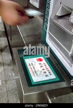 Bildnummer: 56769016  Datum: 21.12.2011  Copyright: imago/Xinhua (111221) -- NANJING, Dec. 21, 2011 (Xinhua) -- A passenger buys real-name train tickets on a vending machine in this file photo taken on June 1, 2011 at the Nanjing Railway Station in Nanjing, capital of east China s Jiangsu Province. China s railway authorities have introduced a real-name ticket purchasing system in some of the country s busiest stations ahead of the Chinese New Year travel rush. The real-name system, to be applied in stations in Beijing, Shanghai, Nanjing, Taiyuan, and so on, from Jan. 1 2012, is meant to crack Stock Photo