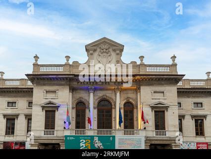 Hochteil des Palazzo Civico (Bürgerpalast), Rathaus der Küstenstadt mit Fahnen und Touristenbannern, Savona, Ligurien, Italien Stockfoto