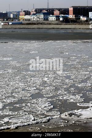 Bildnummer: 56775849  Datum: 22.12.2011  Copyright: imago/Xinhua (111222) -- SHIZUISHAN, Dec. 22, 2011 (Xinhua) -- Floating ice is seen on the Yellow River in Shizuishan of northwest China s Ningxia Hui Autonomous Region, Dec. 22, 2011. About 132 kilometers of the Yellow River in Ningxia were covered by floating ice by 8:00 a.m. Wednesday. The local government was monitoring the river for possible ice runs. (Xinhua/Peng Zhaozhi) (xzj) CHINA-YELLOW RIVER-ICE (CN) PUBLICATIONxNOTxINxCHN Gesellschaft Wetter Winter Fluss zugefroren Eis xjh x0x 2011 hoch      56775849 Date 22 12 2011 Copyright Imag Stockfoto