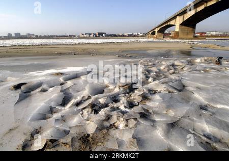 Bildnummer: 56775847  Datum: 22.12.2011  Copyright: imago/Xinhua (111222) -- SHIZUISHAN, Dec. 22, 2011 (Xinhua) -- Floating ice is seen on the Yellow River in Shizuishan of northwest China s Ningxia Hui Autonomous Region, Dec. 22, 2011. About 132 kilometers of the Yellow River in Ningxia were covered by floating ice by 8:00 a.m. Wednesday. The local government was monitoring the river for possible ice runs. (Xinhua/Peng Zhaozhi) (xzj) CHINA-YELLOW RIVER-ICE (CN) PUBLICATIONxNOTxINxCHN Gesellschaft Wetter Winter Fluss zugefroren Eis xjh x0x 2011 quer      56775847 Date 22 12 2011 Copyright Imag Stockfoto