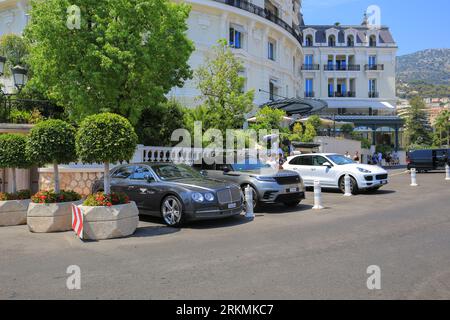 Luxuswagen Bentley, Range Rover und Porsche parkten in der Nähe des Hotels in Monaco Stockfoto