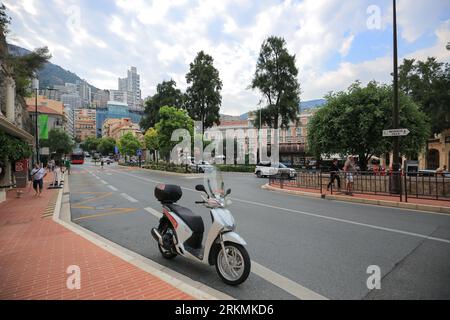 Polizeiroller parkt in der Nähe der Straße in Monaco Stockfoto