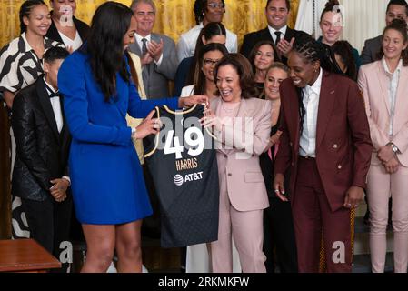 Washington, United States. 25th Aug, 2023. Las Vegas Aces player A'ja Riyadh Wilson presents Vice President Kamala Harris with a jersey as the Aces are welcomed to the White House in celebration of their 2022 WNBA championship at the White House in Washington, DC on Friday, August 25, 2023. Photo by Leigh Vogel/Pool/ABACAPRESS.COM Credit: Abaca Press/Alamy Live News Stockfoto