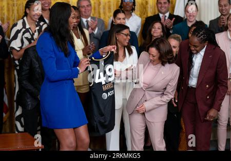 Washington, United States. 25th Aug, 2023. Las Vegas Aces player A'ja Riyadh Wilson presents Vice President Kamala Harris with a jersey as the Aces are welcomed to the White House in celebration of their 2022 WNBA championship at the White House in Washington, DC on Friday, August 25, 2023. Photo by Leigh Vogel/Pool/ABACAPRESS.COM Credit: Abaca Press/Alamy Live News Stockfoto