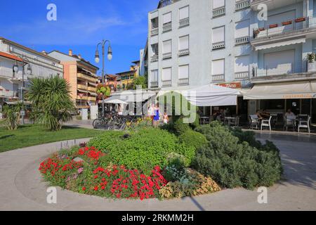 Blumenbeet in der Altstadt von Grado in Italien Stockfoto