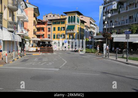 Straße und Architektur in der Altstadt von Grado in Italien Stockfoto