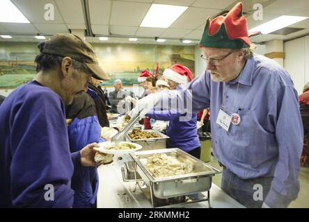 Bildnummer: 56786099 Datum: 24.12.2011 Copyright: imago/Xinhua (111225) -- VANCOUVER, 25. Dezember 2011 (Xinhua) -- Volunteers Serves Food to the at Maritime Labour Centre, Vancouver, Kanada, 24. Dezember 2011. Rund 3.000 Obdachlose und Arme nahmen am 17. Jährlichen Weihnachtsessen der Labour Community Teil, das vom BC Federation of Labour am Weihnachtsabend organisiert wurde. (Xinhua/Liang Sen) (cl) CANADA-VANCOUVER-CHRISTMAS DINNER PUBLICATIONxNOTxINxCHN Gesellschaft Weihnachten humanitäre Hilfe soziales Engagement Armut x0x xst Premiere 2011 quer 56786099 Datum 24 12 2011 Copyright Imago XINHUA Vancouver DEC 25 2011 Stockfoto