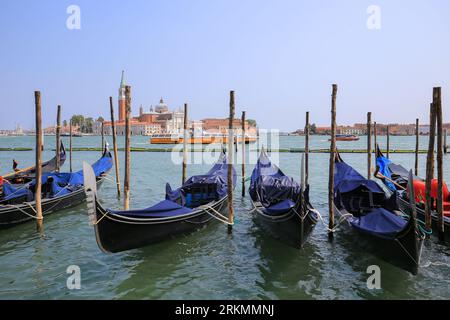 Gondeln liegen in der Nähe der Markuspromenade in Venedig, Italien Stockfoto