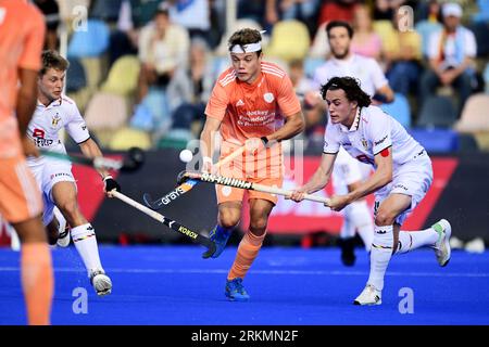 MONCHENGLADBACH - Derck de Vilder aus den Niederlanden gegen Belgien im Halbfinale des EC Hockey. ANP OLAF KRAAK Credit: ANP/Alamy Live News Stockfoto