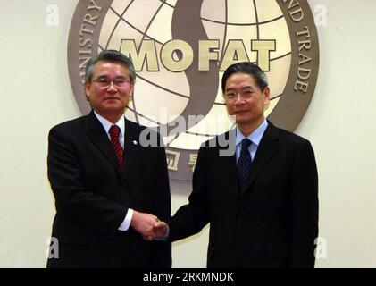 Bildnummer: 56788131  Datum: 27.12.2011  Copyright: imago/Xinhua (111227) -- SEOUL, Dec. 27, 2011 (Xinhua) -- Chinese Vice Foreign Minister Zhang Zhijun (R) shakes hands with South Korean First Vice Minister of Foreign Affairs and Trade Park Suk-hwan in Seoul, capital of South Korea, Dec. 27, 2011. Senior officials from foreign ministries of China and South Korea held the fourth high-level strategic dialogue in Seoul on Tuesday, vowing to deepen cooperation and boost bilateral ties. (Xinhua/He Lulu) (jl) CHINA-SOUTH KOREA-4TH HIGH-LEVEL DIPLOMATIC STRATEGIC-DIALOGUE PUBLICATIONxNOTxINxCHN Poli Stock Photo