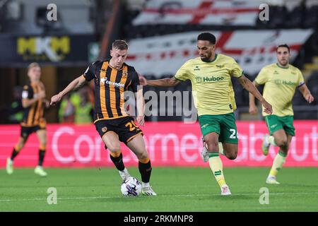 Hull, Großbritannien. 25. August 2023. Liam Delap #20 von Hull City bricht mit dem Ball während des Sky Bet Championship Matches Hull City vs Bristol City im MKM Stadium, Hull, Großbritannien, 25. August 2023 (Foto: Mark Cosgrove/News Images) in Hull, Großbritannien am 25.08.2023. (Foto: Mark Cosgrove/News Images/SIPA USA) Credit: SIPA USA/Alamy Live News Stockfoto