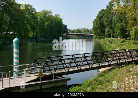 Fußgängerbrücken überqueren den Fluss Taff im Bute Park vor dem Cardiff Castle. Stockfoto