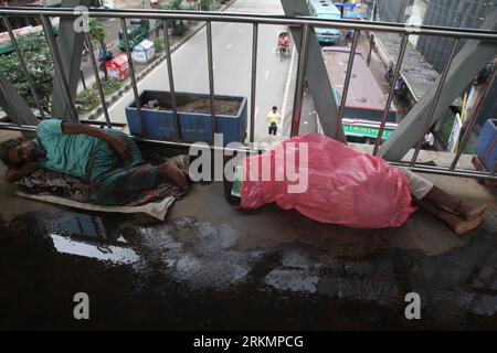 Dhaka Bangladesch 25. August 2023. Ein Obdachloser aus Bangladesch, der ein Nickerchen zu Fuß auf der Brücke in Paltan in Dhaka, Bangladesch, macht. Nazmul islam/Alamie leben Stockfoto