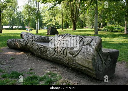 Aus einem Baumstamm geschnitzte Bank im Bute Park vor Cardiff Castle. Stockfoto