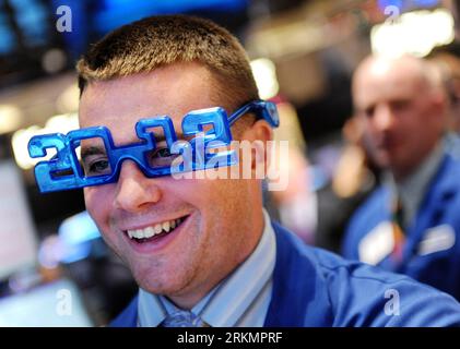 Bildnummer: 56795746  Datum: 30.12.2011  Copyright: imago/Xinhua (111231) -- NEW YORK, Dec. 31, 2011 (Xinhua) --Trader Peter Frank Masiello wears 2012 glasses as he works on the main trading floor of the New York Stock Exchange during the last trading day of 2011 in New York Dec. 30, 2011. (Xinhua/Shen Hong) US-NEW YORK-NY STOCK EXCHANGE PUBLICATIONxNOTxINxCHN Wirtschaft Börsen Neujahr Jahresschluss Jahresabschluss x0x xst premiumd 2011 quer Highlight      56795746 Date 30 12 2011 Copyright Imago XINHUA  New York DEC 31 2011 XINHUA Trader Peter Frank Masiello Wears 2012 Glasses As he Works ON Stock Photo