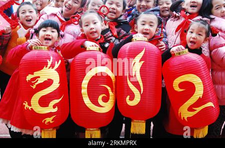 Bildnummer: 56797238  Datum: 31.12.2011  Copyright: imago/Xinhua (111231) -- JIUJIANG, Dec. 31, 2011 (Xinhua) -- Students of Jiujiang Primary School show Chinese lanterns with 2012 written on, in Jiujiang, east China s Jiangxi Province, Dec. 31, 2011, to greet the new year. (Xinhua/Hu Guolin) (zkr) CHINA-NEW YEAR-GREETING (CN) PUBLICATIONxNOTxINxCHN Gesellschaft Neujahr Neujahrsfest Jahr des Drachen Kinder 2012 x0x xst premiumd 2011 quer      56797238 Date 31 12 2011 Copyright Imago XINHUA  Jiujiang DEC 31 2011 XINHUA Students of Jiujiang Primary School Show Chinese Lanterns With 2012 written Stock Photo