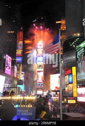 Bildnummer: 56797850  Datum: 31.12.2011  Copyright: imago/Xinhua (120101) -- NEW YORK, Jan. 1, 2012 (Xinhua) -- take part in New Year s Eve celebrations in Times Square in New York, the United States, USA, Dec. 31, 2011. (Xinhua/Wang Lei) (yc) US-NEW YORK-NEW YEAR PUBLICATIONxNOTxINxCHN Gesellschaft Silvester Neujahr Neues Jahr Feuerwerk xbs x0x 2012 hoch premiumd      56797850 Date 31 12 2011 Copyright Imago XINHUA  New York Jan 1 2012 XINHUA Take Part in New Year S Eve celebrations in Times Square in New York The United States USA DEC 31 2011 XINHUA Wang Lei  U.S. New York New Year PUBLICATI Stock Photo