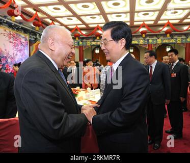 Bildnummer: 56797989 Datum: 01.01.2012 Copyright: imago/Xinhua (120101) -- PEKING, 1. Januar 2012 (Xinhua) -- der chinesische Präsident Hu Jintao (Front, R) gibt Tung Chee-hwa (Front, L), stellvertretender Vorsitzender des Nationalen Komitees der Politischen Konsultativkonferenz des chinesischen Volkes (CPPCC), während einer Neujahrstee-Party, die vom CPPCC in Peking, der Hauptstadt Chinas, am 1. Januar 2012 abgehalten wird, die Hand. (Xinhua/Rao aimin) (ly) CHINA-BEIJING-CPPCC-NEW YEAR-TEA PARTY (CN) PUBLICATIONxNOTxINxCHN People Politik Neujahr Neujahrsempfang xbs x0x 2012 Quadrat 56797989 Datum 01 01 2012 Copyright Imago XINHUA Beij Stockfoto