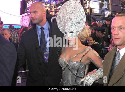 Bildnummer: 56797982 Datum: 31.12.2011 Copyright: imago/Xinhua (120101) -- NEW YORK, 1. Januar 2012 (Xinhua) -- Lady Gaga tritt während der Silvesterfeierlichkeiten am Times Square in New York, USA, am 31. Dezember 2011 auf. (Xinhua/Wang Lei) (yc) US-NEW YORK-NEW year PUBLICATIONxNOTxINxCHN People Entertainment Kultur Musik Aktion Silvester Neujahr xbs x0x 2012 quer Premiere 56797982 Datum 31 12 2011 Copyright Imago XINHUA New York 1. Januar 2012 XINHUA Lady Gaga tritt während der Silvesterfeiern auf dem Times Square in New York der US DEC 31 2011 XINHUA Wang Lei U.S. New auf Stockfoto