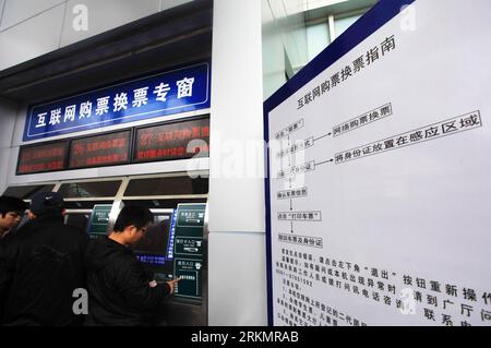 Bildnummer: 56798023  Datum: 01.01.2012  Copyright: imago/Xinhua (120101) -- FUZHOU, Jan. 1, 2012 (Xinhua) -- Passengers receive their tickets from self-ticketing machines after booking online at Fuzhou Railway Station, Fuzhou, southeast China, Jan. 1, 2012. China started to implement real-name train ticket system nationwide on Sunday in an effort to improve railway security and eliminate ticket scalping. The real-name system allows passengers to use 23 types of identification, including residence permits and passports while purchasing and validating tickets. (Xinhua/Zheng Shuai) (hdt) CHINA-R Stock Photo