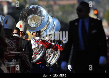 Bildnummer: 56802776  Datum: 02.01.2012  Copyright: imago/Xinhua (120102) -- CALIFORNIA, Jan. 2, 2012 (Xinhua) -- take part in the annual Rose Parade in Pasadena, California, the United States, on Jan. 2, 2012. (Xinhua/Yang Lei) US-CALIFORNIA-PARADE-ROSE PUBLICATIONxNOTxINxCHN Gesellschaft USA Rose Parade Umzug xbs x0x 2012 quer      56802776 Date 02 01 2012 Copyright Imago XINHUA  California Jan 2 2012 XINHUA Take Part in The Annual Rose Parade in Pasadena California The United States ON Jan 2 2012 XINHUA Yang Lei U.S. California Parade Rose PUBLICATIONxNOTxINxCHN Society USA Rose Parade Para Stock Photo