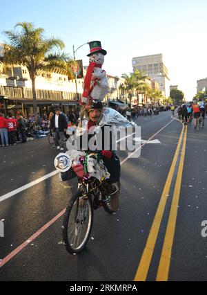 Bildnummer: 56802783  Datum: 02.01.2012  Copyright: imago/Xinhua (120102) -- CALIFORNIA, Jan. 2, 2012 (Xinhua) -- take part in the annual Rose Parade in Pasadena, California, the United States, on Jan. 2, 2012. (Xinhua/Yang Lei) US-CALIFORNIA-PARADE-ROSE PUBLICATIONxNOTxINxCHN Gesellschaft USA Rose Parade Umzug xbs x0x 2012 hoch premiumd      56802783 Date 02 01 2012 Copyright Imago XINHUA  California Jan 2 2012 XINHUA Take Part in The Annual Rose Parade in Pasadena California The United States ON Jan 2 2012 XINHUA Yang Lei U.S. California Parade Rose PUBLICATIONxNOTxINxCHN Society USA Rose Pa Stock Photo