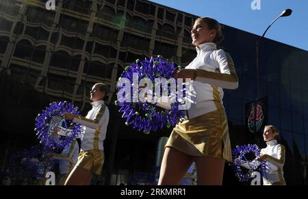 Bildnummer: 56802777  Datum: 02.01.2012  Copyright: imago/Xinhua (120102) -- CALIFORNIA, Jan. 2, 2012 (Xinhua) -- take part in the annual Rose Parade in Pasadena, California, the United States, on Jan. 2, 2012. (Xinhua/Yang Lei) US-CALIFORNIA-PARADE-ROSE PUBLICATIONxNOTxINxCHN Gesellschaft USA Rose Parade Umzug xbs x0x 2012 quer      56802777 Date 02 01 2012 Copyright Imago XINHUA  California Jan 2 2012 XINHUA Take Part in The Annual Rose Parade in Pasadena California The United States ON Jan 2 2012 XINHUA Yang Lei U.S. California Parade Rose PUBLICATIONxNOTxINxCHN Society USA Rose Parade Para Stock Photo