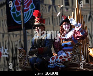 Bildnummer: 56802785 Datum: 02.01.2012 Copyright: imago/Xinhua (120102) -- CALIFORNIA, 2. Januar 2012 (Xinhua) -- Nehmen Sie an der jährlichen Rose Parade in Pasadena, Kalifornien, USA, am 2. Januar 2012 Teil. (Xinhua/Yang Lei) US-CALIFORNIA-PARADE-ROSE PUBLICATIONxNOTxINxCHN Gesellschaft USA Rose Parade Umzug xbs x0x 2012 quer Premiere 56802785 Datum 02 01 2012 Copyright Imago XINHUA California Jan 2 2012 XINHUA Nehmen Sie an der jährlichen Rosenparade in Pasadena California The United States AM 2. Januar 2012 Teil XINHUA Yang Lei U.S. California Parade Rose PUBLICATIONxNOTxINxCHN Society USA Rose Pa Stockfoto