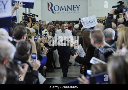 Bildnummer: 56802822 Datum: 02.01.2012 Copyright: imago/Xinhua (120103) -- DES MOINES, 3. Januar 2012 (Xinhua) -- DER republikanische Präsidentschaftskandidat Mitt Romney schüttelt die Hände mit Unterstützern während einer Wahlkampfveranstaltung in Clive, außerhalb des Moines, Hauptstadt von Iowa, 2. Januar 2012. Als der erste Wettbewerb für die Republikanische Partei naht, um ihren Präsidentschaftskandidaten zu nominieren, machen die Hoffnungsträger der Grand Old Party (GOP) am 3. Januar in Iowa ihren letzten Sprung in Richtung der Kaukusse. (Xinhua/Zhang Jun) (wn) U.S.-IOWA-GOP CAUCUS-MITT ROMNEY PUBLICATIONxNOTxINxCHN People Politik USA Wahl Wahlkampf Stockfoto