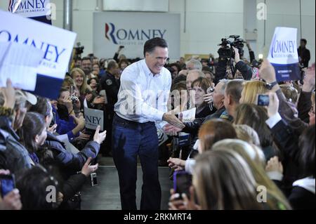 Bildnummer: 56802824  Datum: 02.01.2012  Copyright: imago/Xinhua (120103) -- DES MOINES, Jan. 3, 2012 (Xinhua) -- U.S. Republican presidential candidate Mitt Romney shakes hands with supporters during a campaign rally in Clive, outside Des Moines, capital of Iowa, Jan. 2, 2012. As the first contest for the U.S. Republican Party to nominate its presidential candidate draws near, hopefuls of the Grand Old Party (GOP) are making their final dash towards the caucuses on Jan. 3 in Iowa. (Xinhua/Zhang Jun) (wn) U.S.-IOWA-GOP CAUCUS-MITT ROMNEY PUBLICATIONxNOTxINxCHN People Politik USA Wahl Wahlkampf Stock Photo