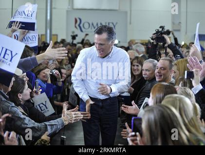 Bildnummer: 56802826 Datum: 02.01.2012 Copyright: imago/Xinhua (120103) -- DES MOINES, 3. Januar 2012 (Xinhua) -- DER republikanische Präsidentschaftskandidat Mitt Romney schüttelt die Hände mit Unterstützern während einer Wahlkampfveranstaltung in Clive, außerhalb des Moines, Hauptstadt von Iowa, 2. Januar 2012. Als der erste Wettbewerb für die Republikanische Partei naht, um ihren Präsidentschaftskandidaten zu nominieren, machen die Hoffnungsträger der Grand Old Party (GOP) am 3. Januar in Iowa ihren letzten Sprung in Richtung der Kaukusse. (Xinhua/Zhang Jun) (wn) U.S.-IOWA-GOP CAUCUS-MITT ROMNEY PUBLICATIONxNOTxINxCHN People Politik USA Wahl Wahlkampf Stockfoto